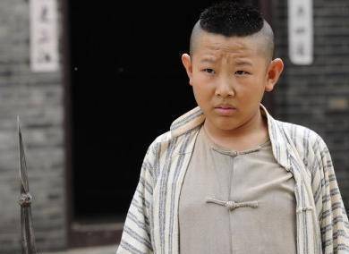 演员侯祥:9岁停止时尚,演了十几年儿子,与妻子合照似母子_生活_事业_演艺