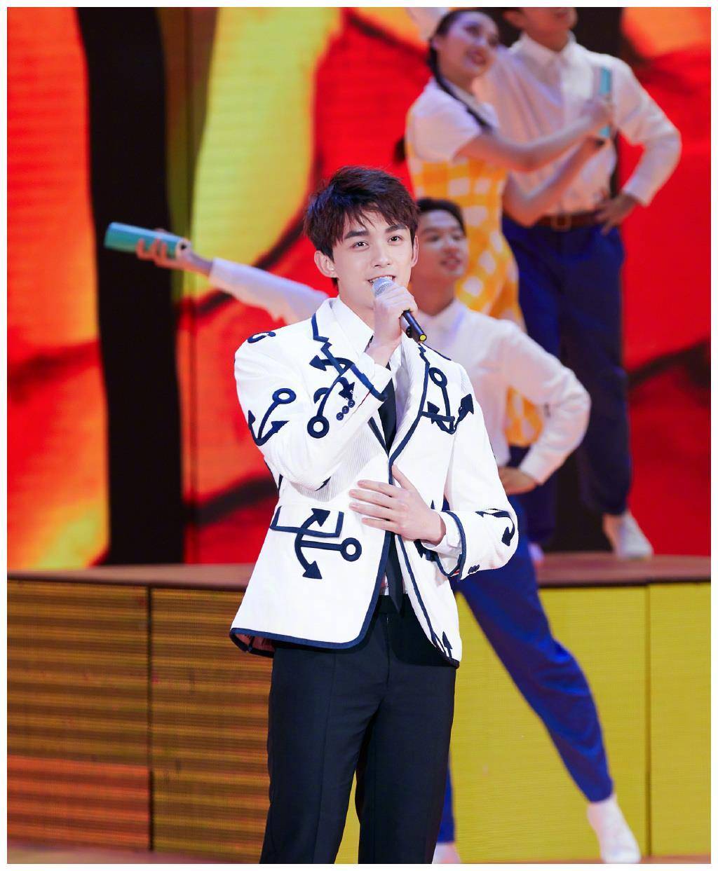 吴磊打卡纽约时装周,全黑look初现硬汉气质,寸头皮衣太抢眼_武磊_形象