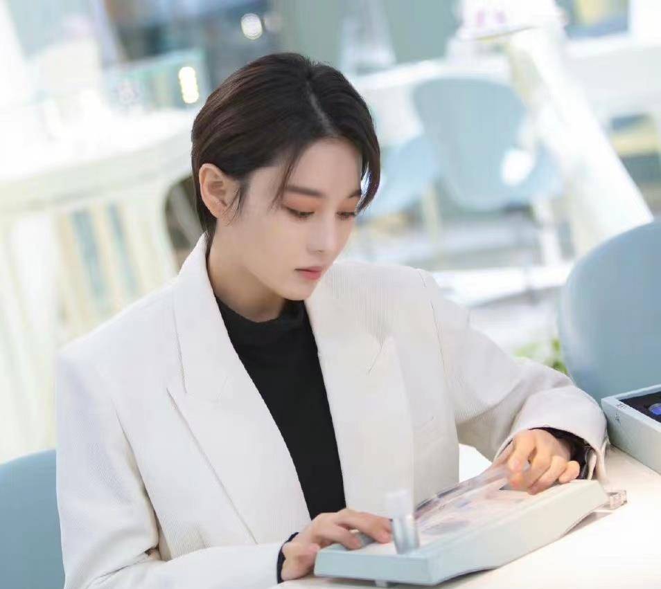 明星军嫂张馨予新浪微博相册里她的头像相片