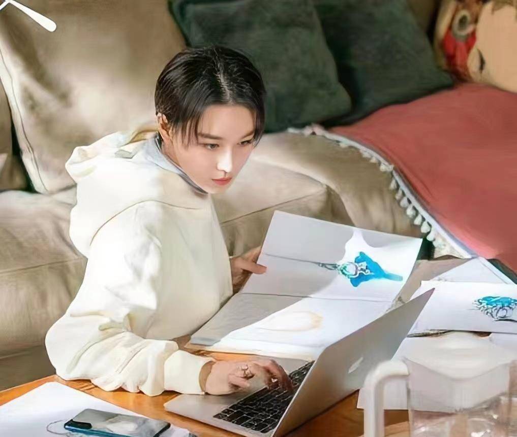 明星军嫂张馨予新浪微博相册里她的头像相片