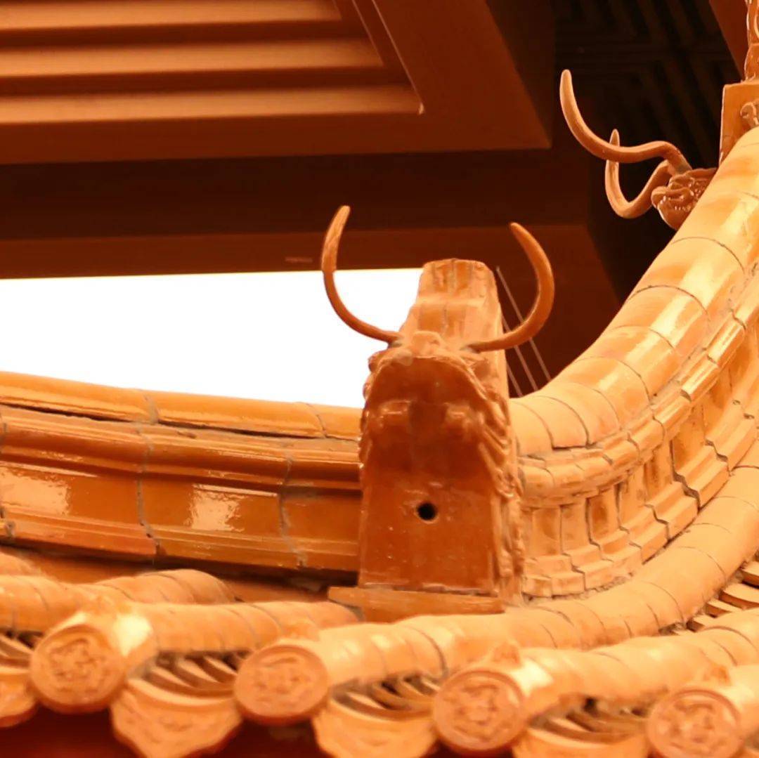 垂兽又称角兽,是中国古建筑上垂脊上的兽件,是兽头形状,位于蹲兽之后