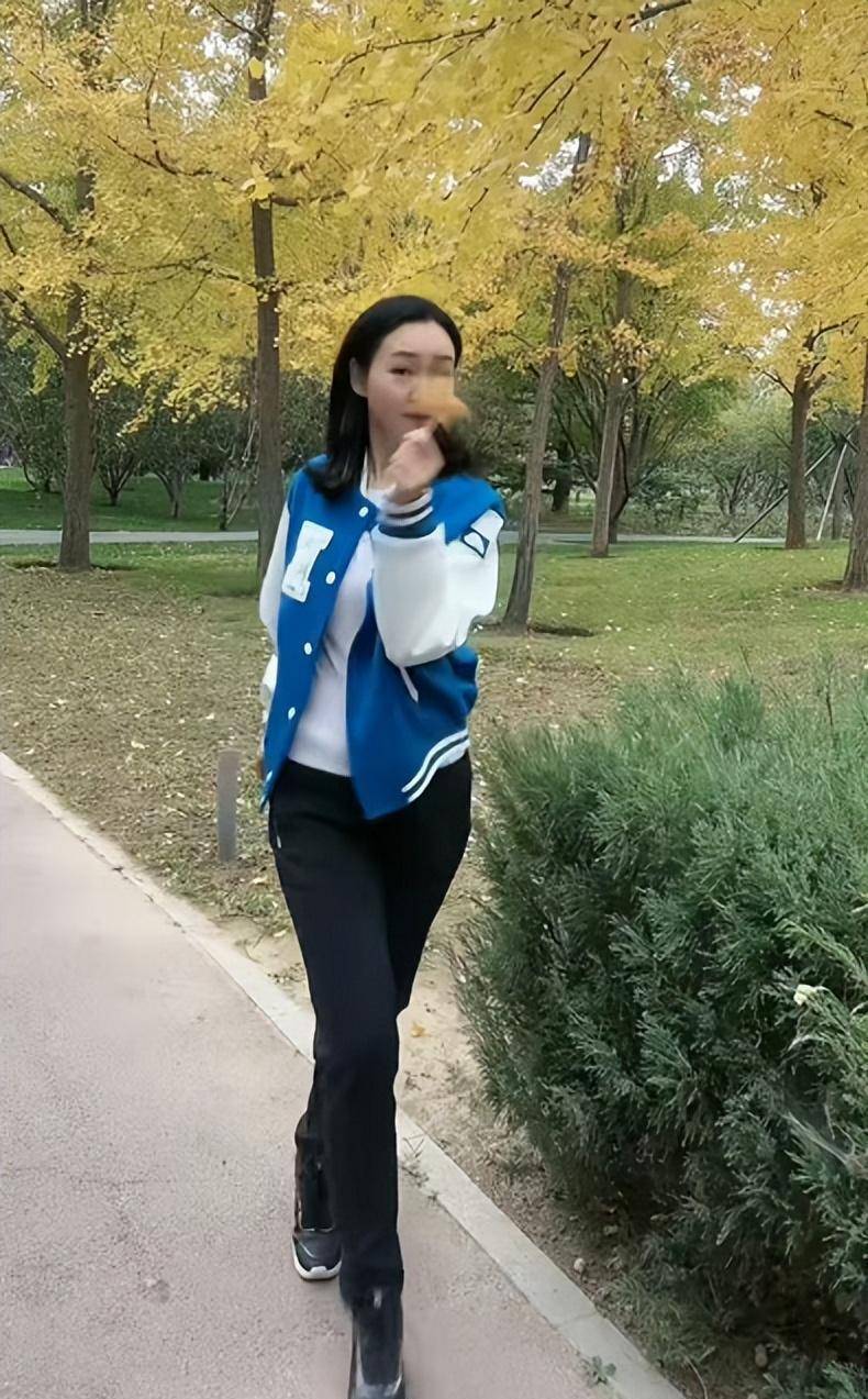 主持人周群出院后引发争议,他披头散发在公园里跳舞,扭腰翘臀不成比例