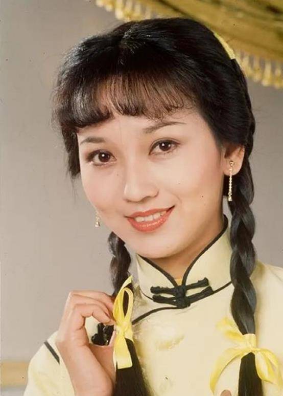 随着《上海滩》风靡全国,冯程程的扮演者赵雅芝凭借美丽端庄的外形被