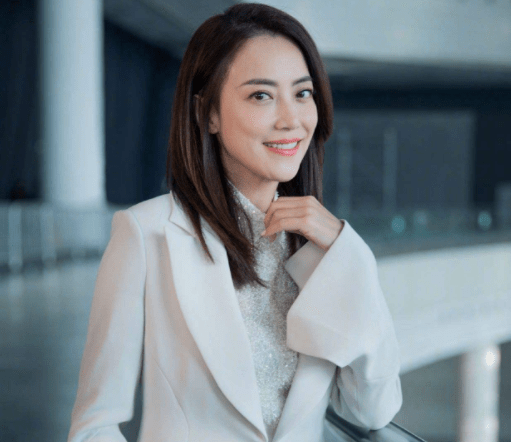 因为貌美且能干,所以霍汶希虽然只是一个经纪人,却引得香港的不少媒体