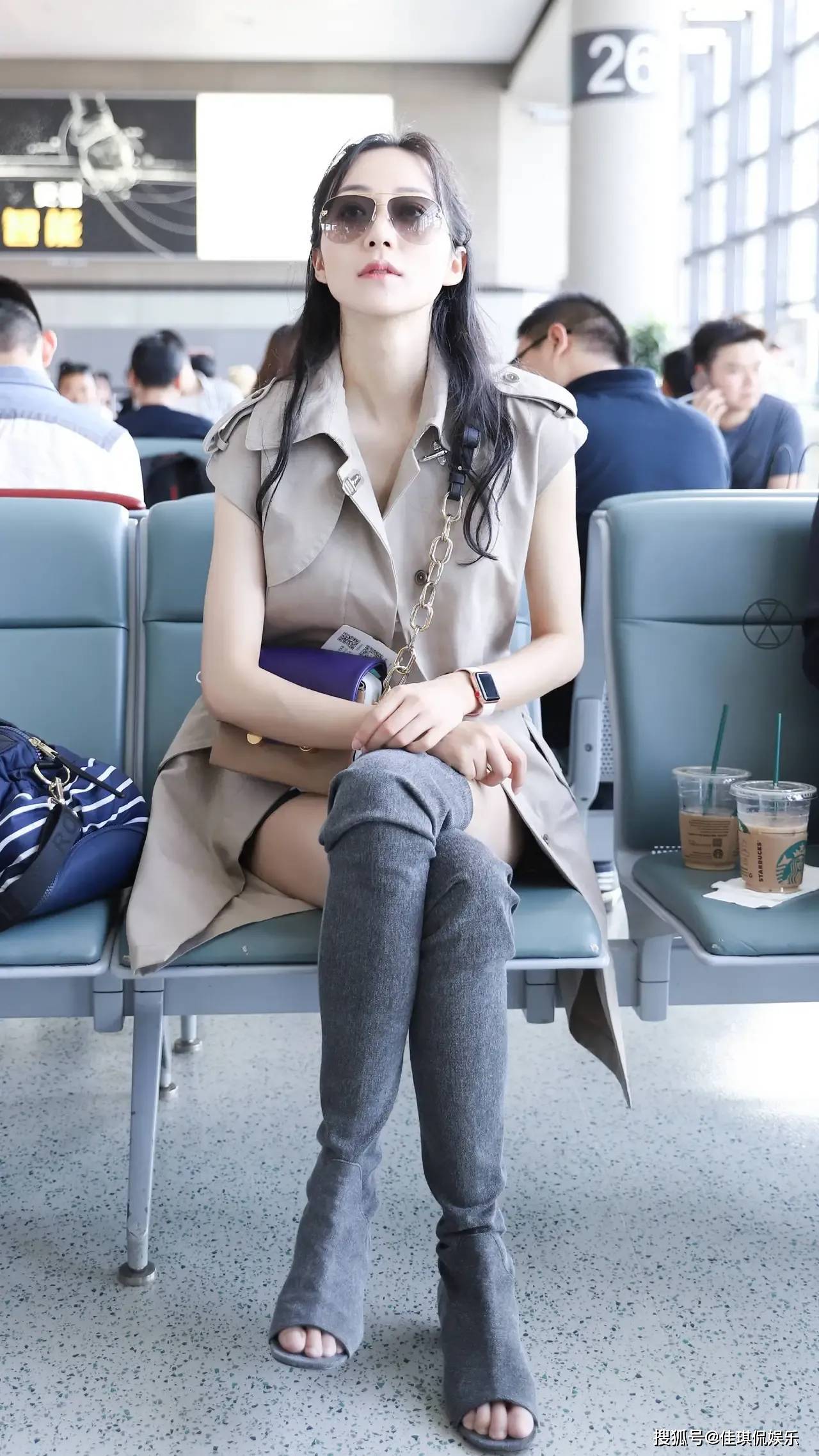 韩雪现身机场, 网友:真正的女神,这一身衣服很百搭_风衣_设计_脚趾