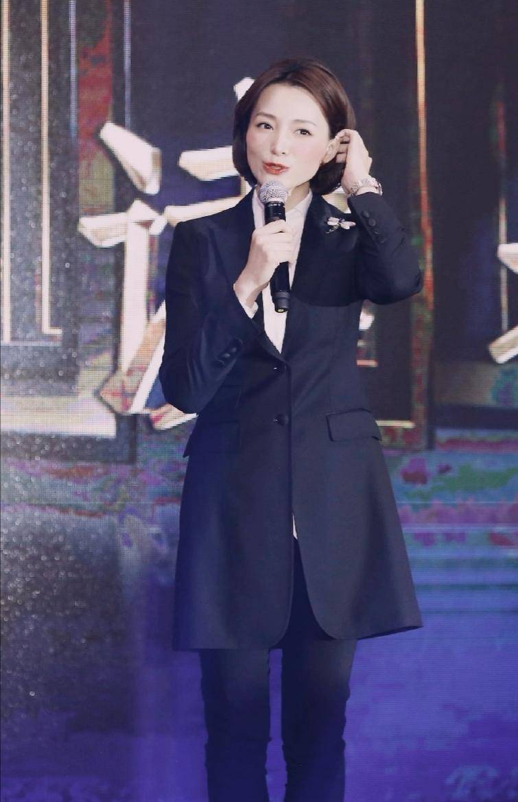 电视主持人董卿现身,穿西装配蝴蝶身材针精致得体,妆发淡雅显气质