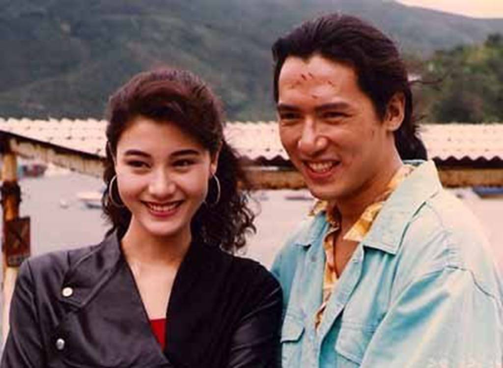 但他自出道就出演过许多经典的影视作品,凭借着电影《霸王女福星》