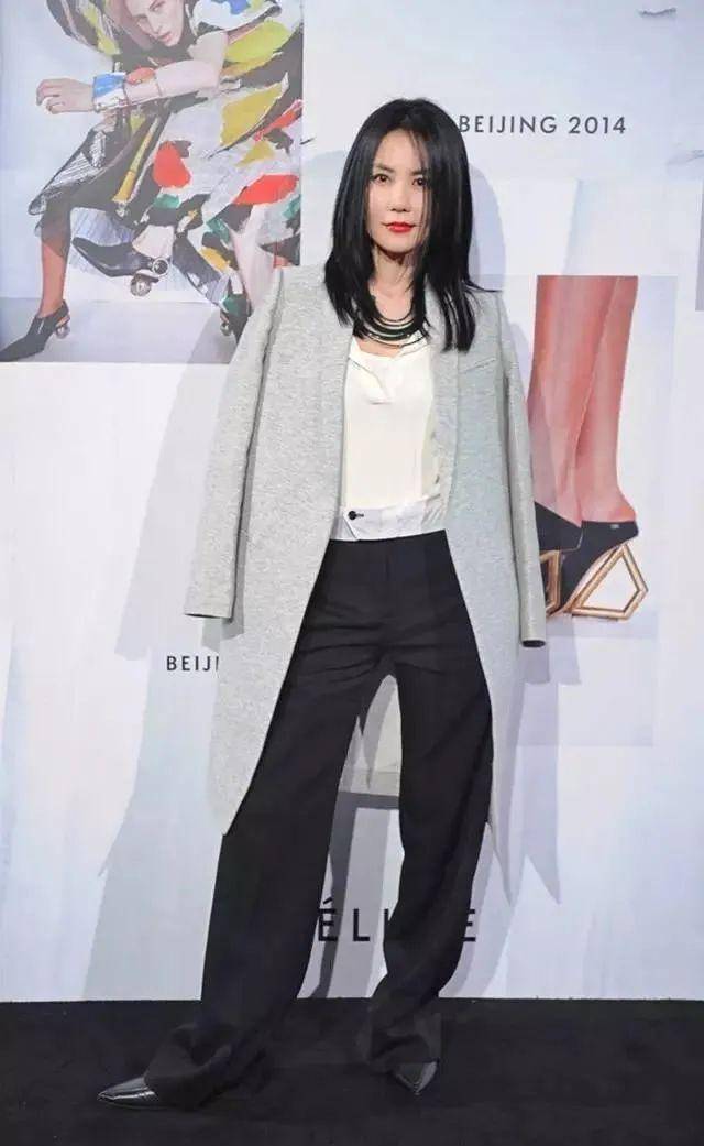 王菲穿条纹衫唱《人间》,纸片人穿搭经典又复古,造型减龄显气质_时尚