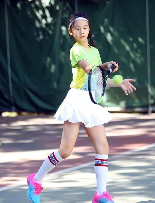 不敢认是田亮女儿,才11岁就懂得穿半腿袜,凹出的鲶鱼腿太长_运动_白色