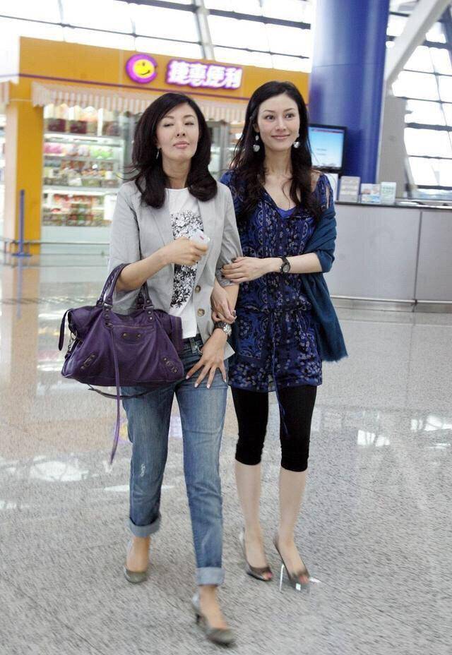 李嘉欣50岁生日当天晒美照,一笑嘴角纹鱼尾纹太真实_李嘉明_白色_外套