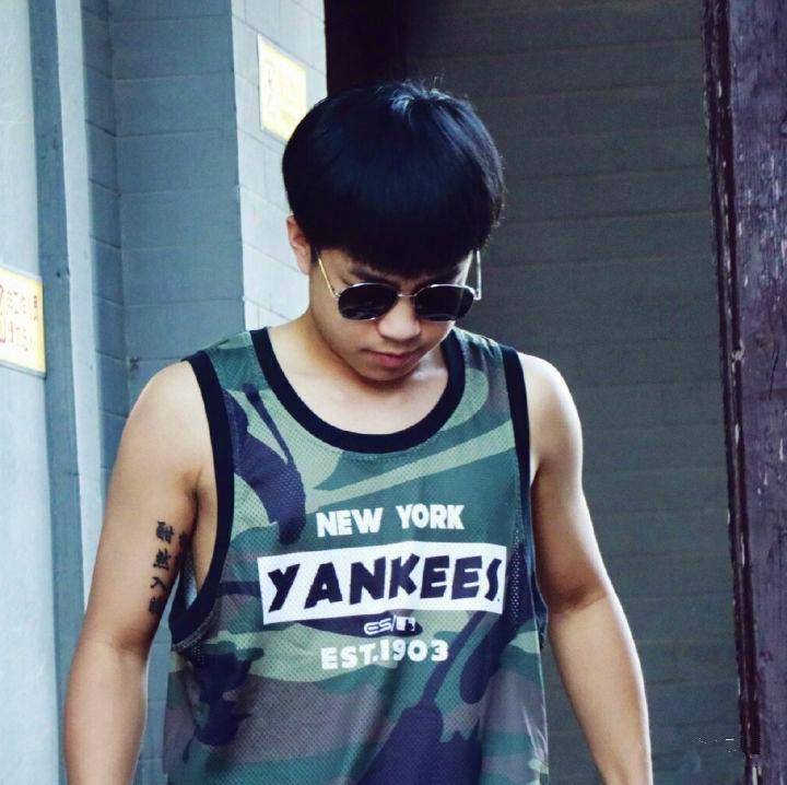 郭德纲收李鹤东为义子,据说就怕他在社会上变成混混10,周九良的纹身