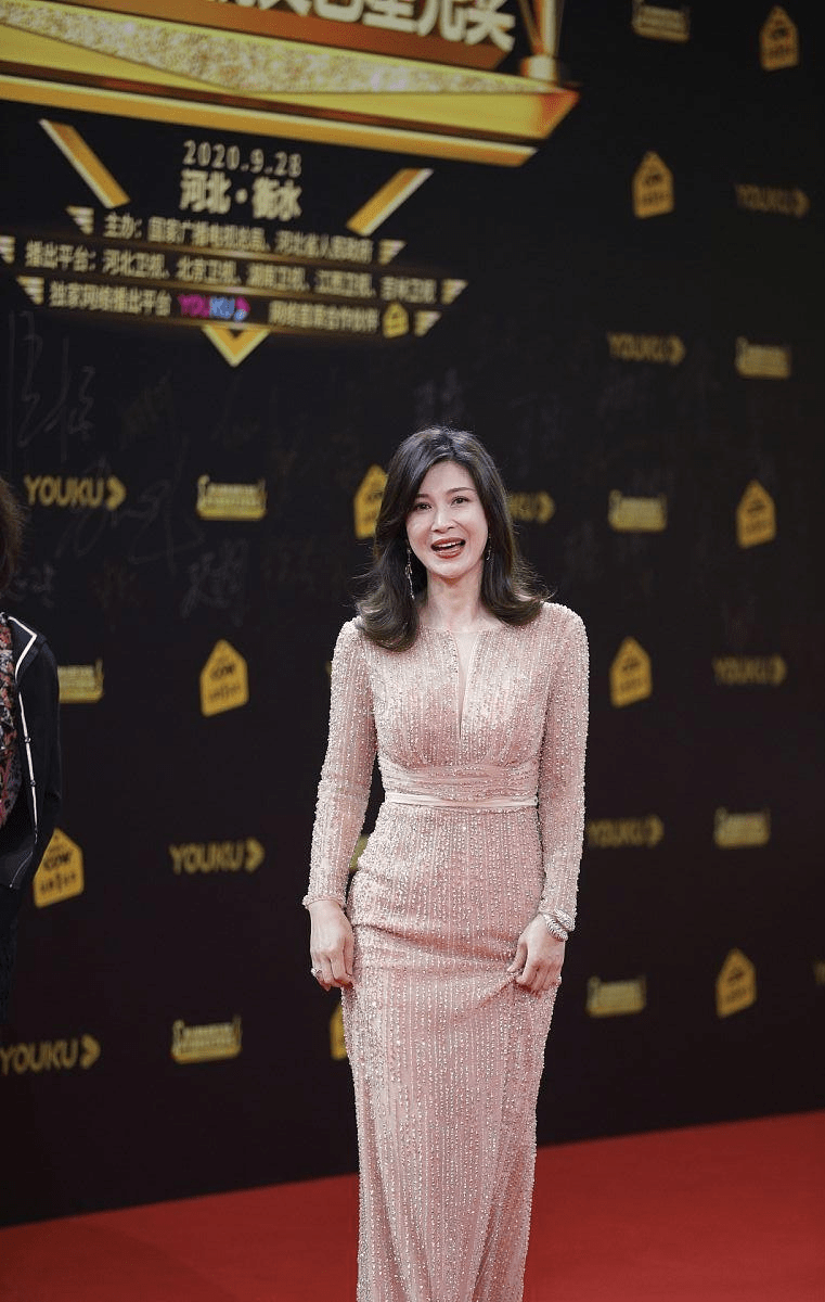 媳妇"太漂亮了,一把年纪还有少女腿,在海边自拍好温柔_气质_董蕾_时候