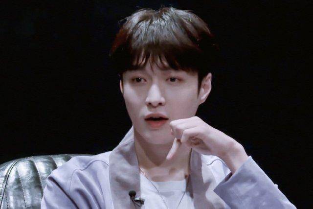 张艺兴吸烟引起热议,比起吸烟,他的细节才更显人品_生活_朋友_情感