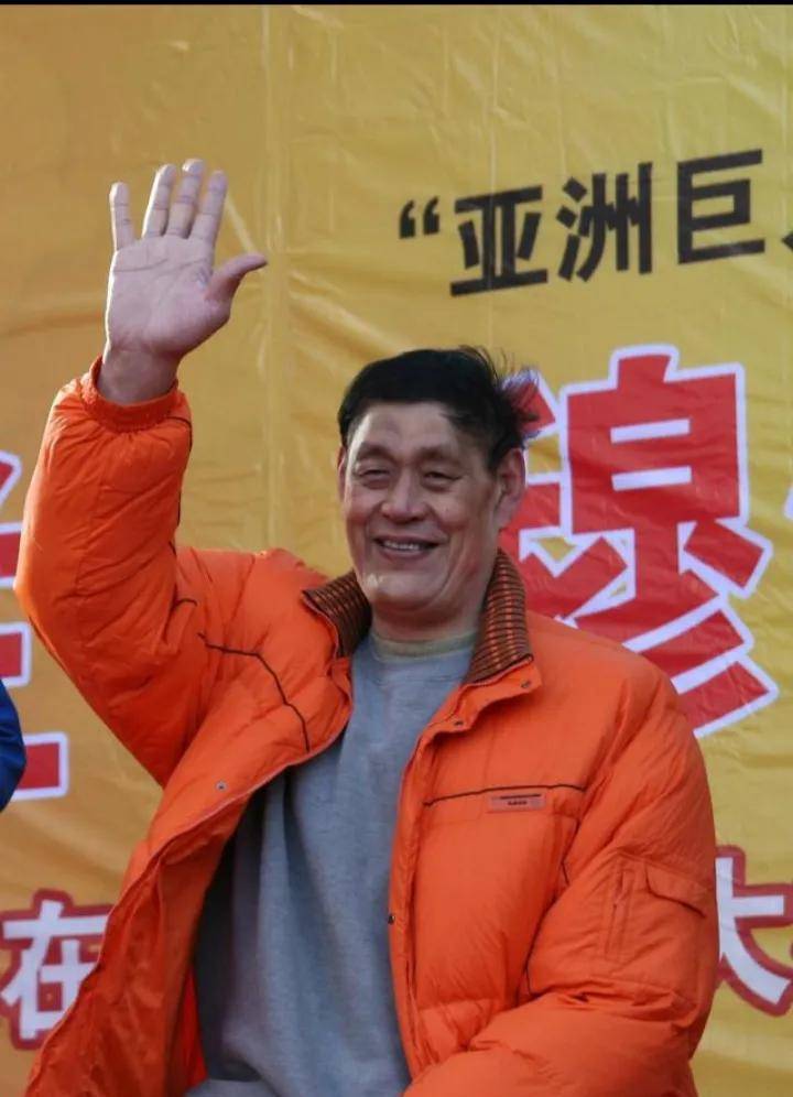 铁柱:亚洲第一中锋,篮球战神,带领中国男篮连续数年登上亚洲之巅_八一