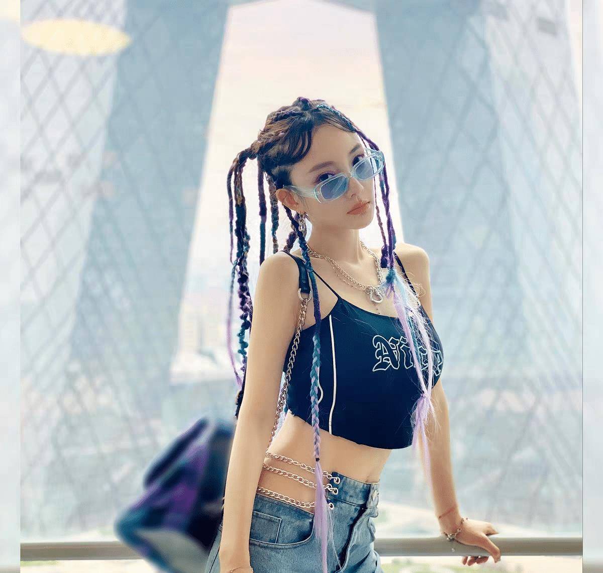 39岁李小璐"放飞自我",一头脏辫"嘻哈风"十足,网友:身材才是重点!