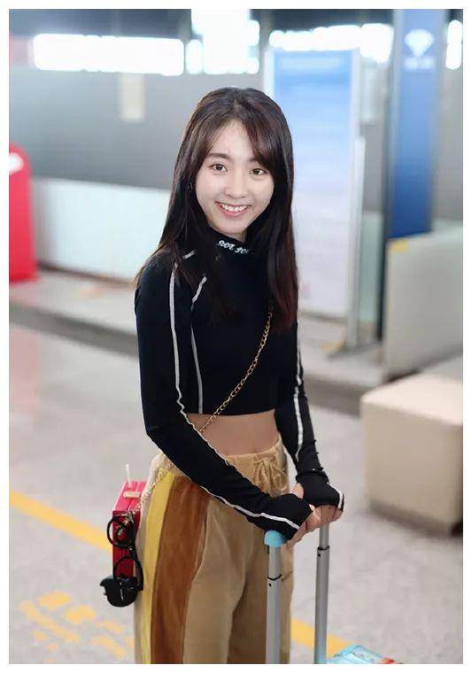 紧身露脐装走机场,看上去却像个小孩子_肚脐_风格_造型