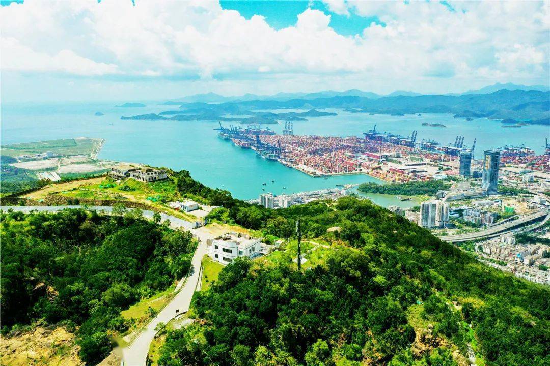 以及盐田港的美丽风景一览山景,海景,都市楼景在高海拔公路上眺望沿着