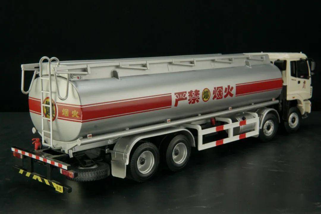 模玩秀:2018福田欧曼etx重卡8x4油罐车