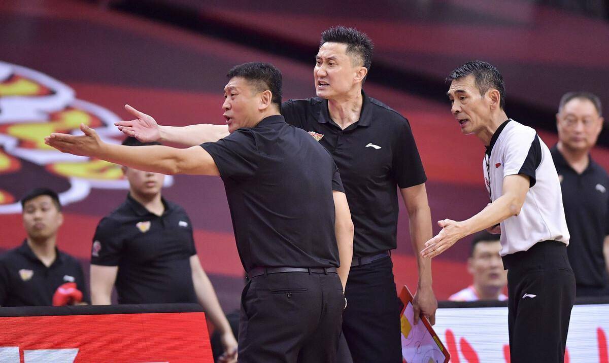 还记得梁斌被杜锋施压后的判罚吗?