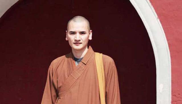 后来30岁的释明心听到了一首佛曲《轮回》,立马被点亮了心灯,再加上