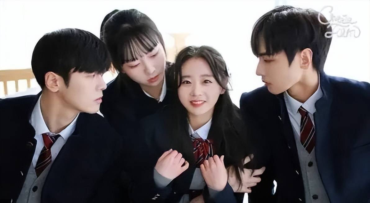 李智汉2017年在人气选秀节目《produce101》第二季中的俊秀外型让许多