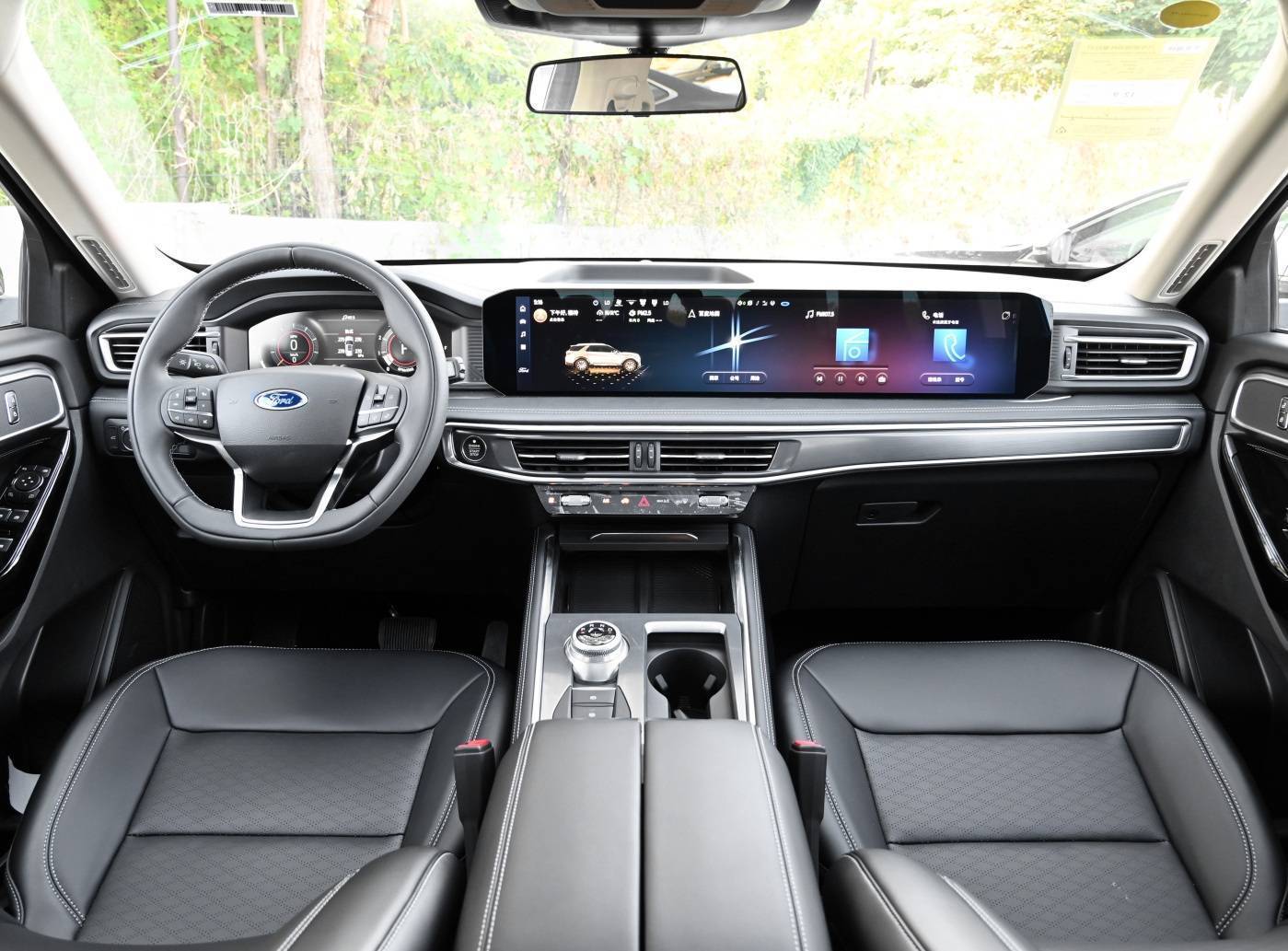 内饰上,23款探险者最大的变化是在车内了,12.