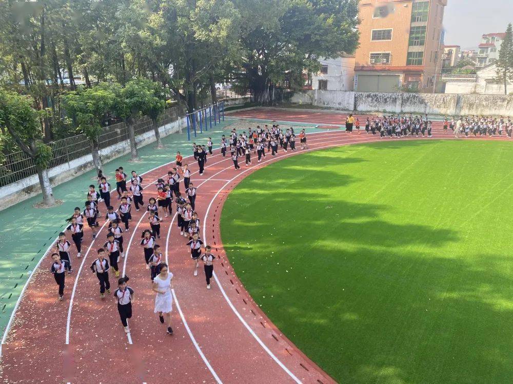 麦村小学原来的煤渣跑道升级为塑胶运动场增设了羽毛球场,篮球场,升旗