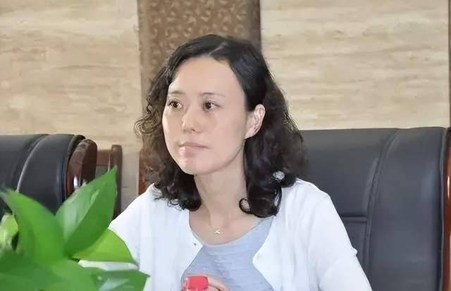 在这样的情况下,金英丽与相恋多年的男友结了婚,但