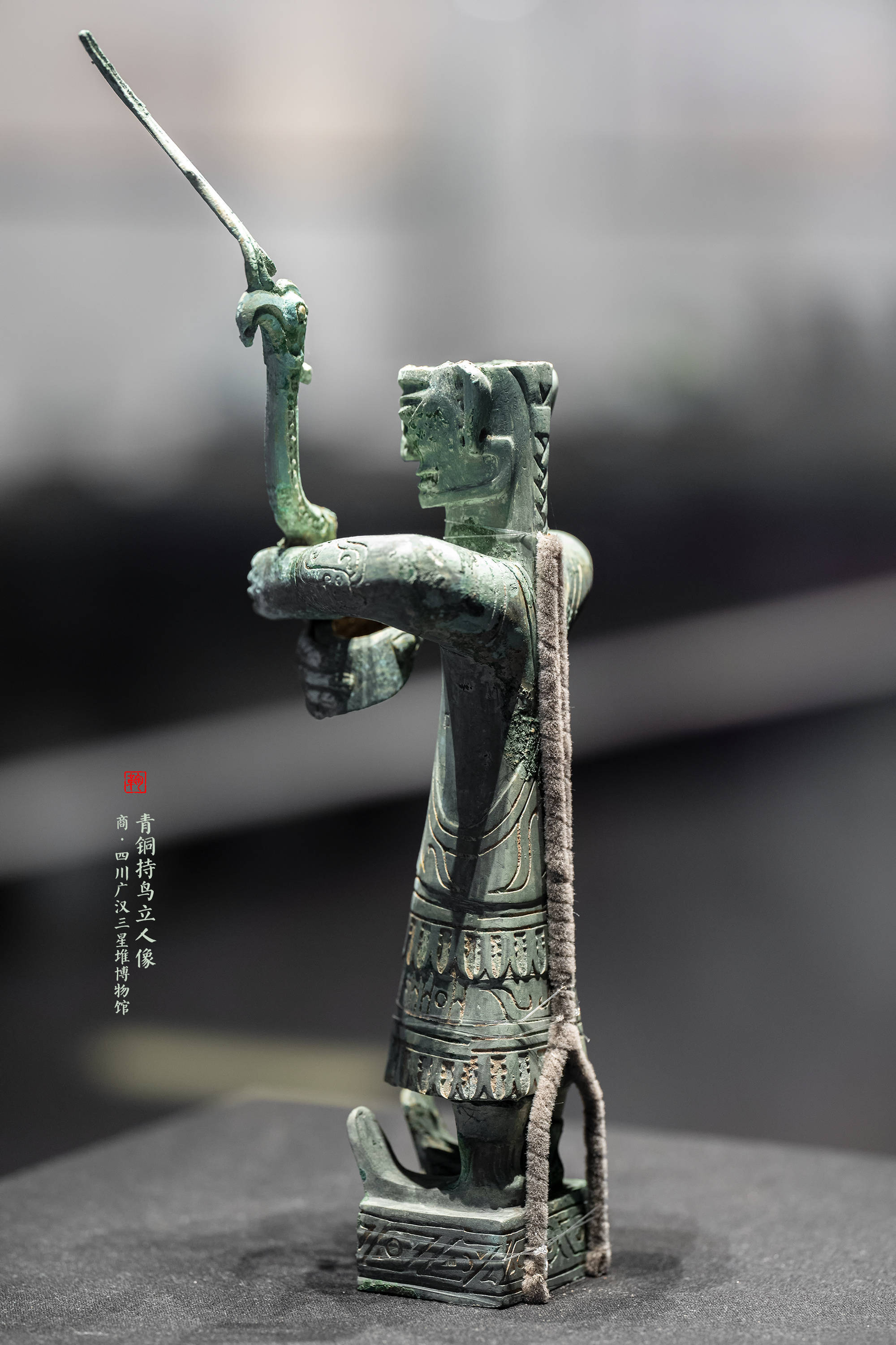 国潮正当红 | 青铜持鸟立人像_当红_青铜_立人