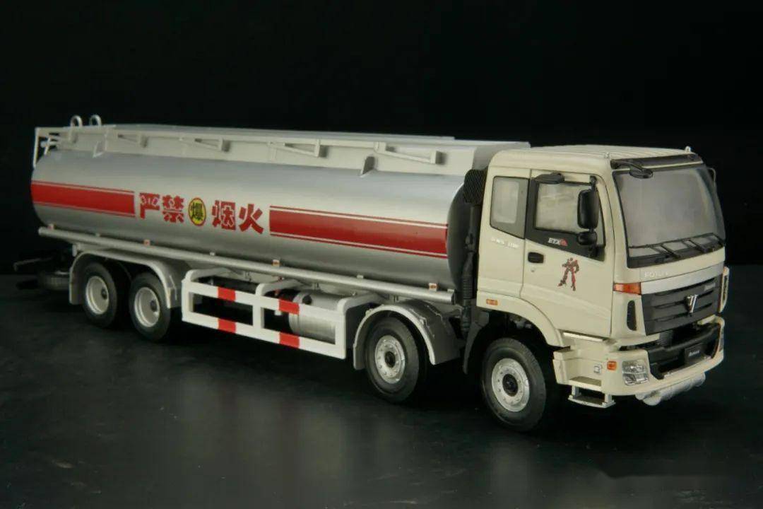 模玩秀:2018福田欧曼etx重卡8x4油罐车