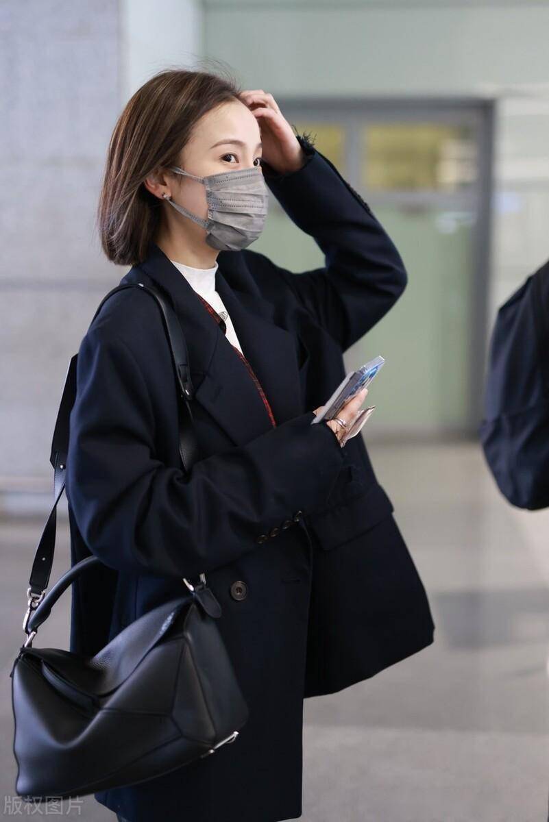 姜梓新现身机场,眼神清亮素颜状态极佳_上海_笑语_眼神