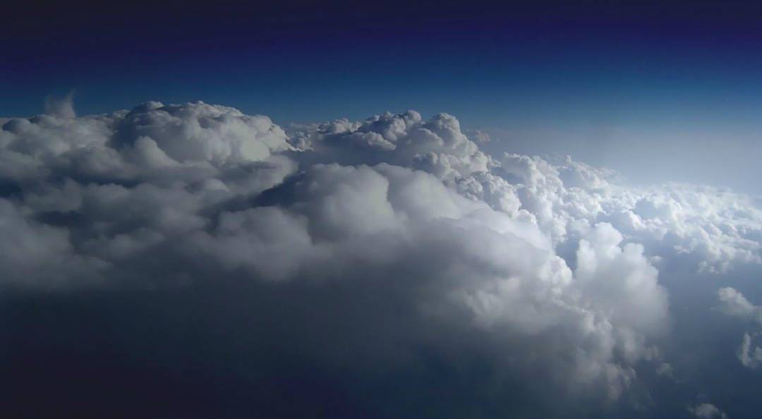 層積雲是水汽在空氣湍流和波浪運動的混合作用下形成的,有時也由強