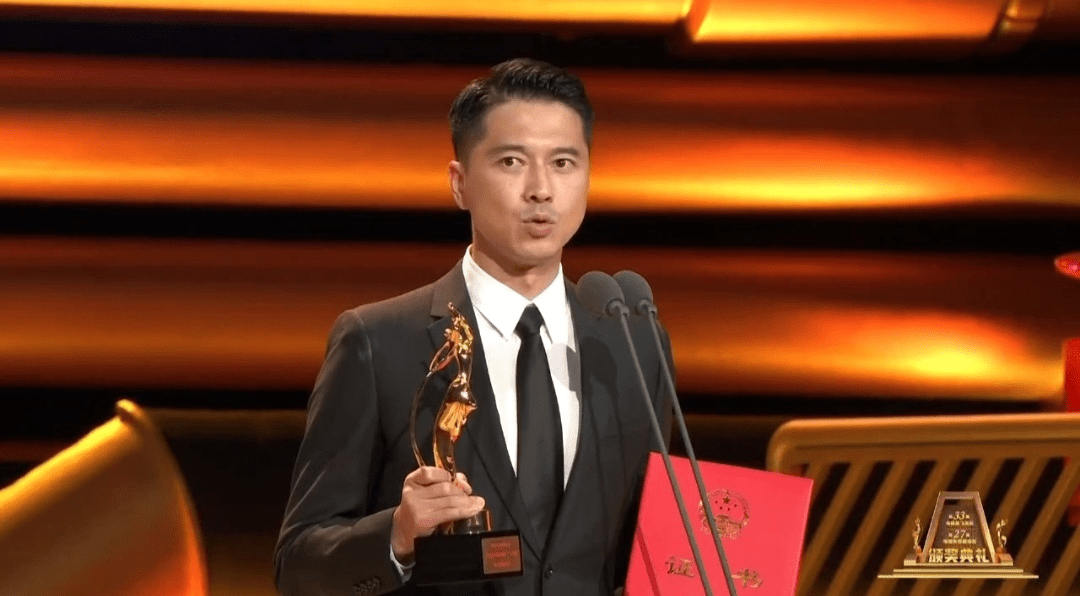 王雷获优秀男演员奖,老婆李小萌在台下一脸欣慰,大圆脸就是旺夫_那一