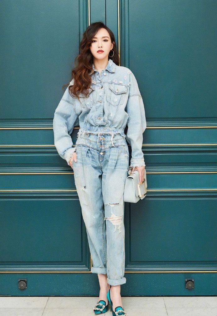 唐嫣终于晒自拍,卷发红唇精致复古,生了双胞胎后气质都升华了_牛仔裤