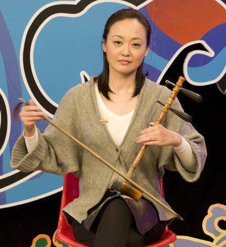 在生活中,周佑君也一直都在背后支持着丈夫的演艺事业,相爱多年的二人