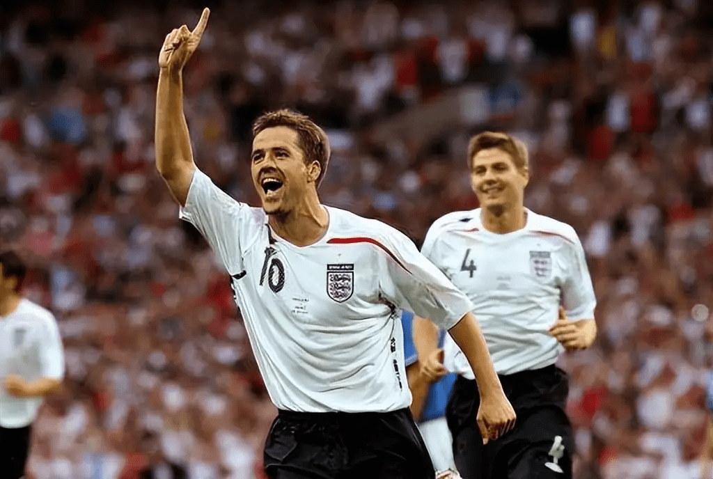 欧文为女儿庆生,15岁发育成熟,穿红色紧身短裙,秀美腿身材傲人