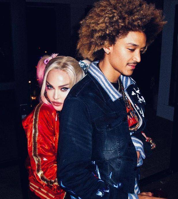 「婆孙恋」震撼网民眼球,麦当娜扮小丑女熊抱27岁男友_penn_玛丽莲