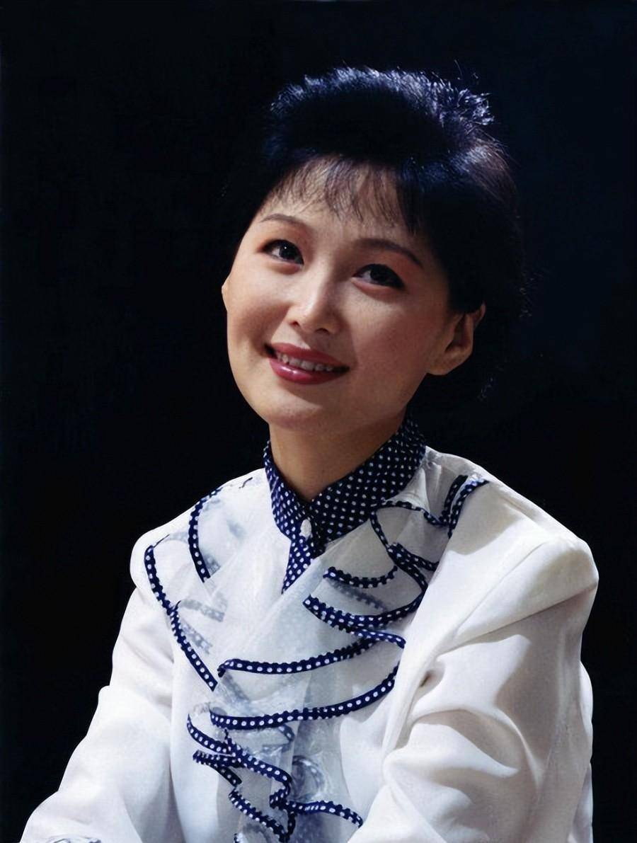 黄梅戏表演艺术家吴亚玲,年轻时也是一枚大美女!她的近况如何?