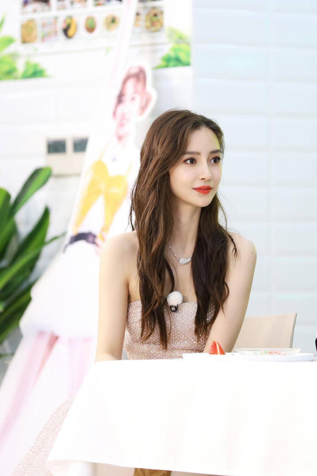 杨颖好隆重,综艺开播穿亮钻抹身材礼服,配卷发红唇美成小公主_节目