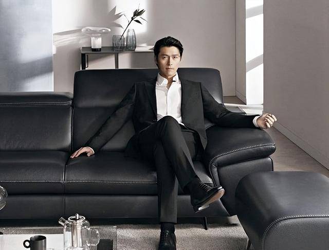 居然还穿插一组超反差的反派boss照片(笑),玄彬换上全黑西装,梳起俐落