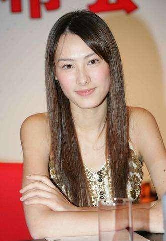 分手9年,32岁梁洛施私照惊艳:有钱有自由,你说她是豪门笑话?