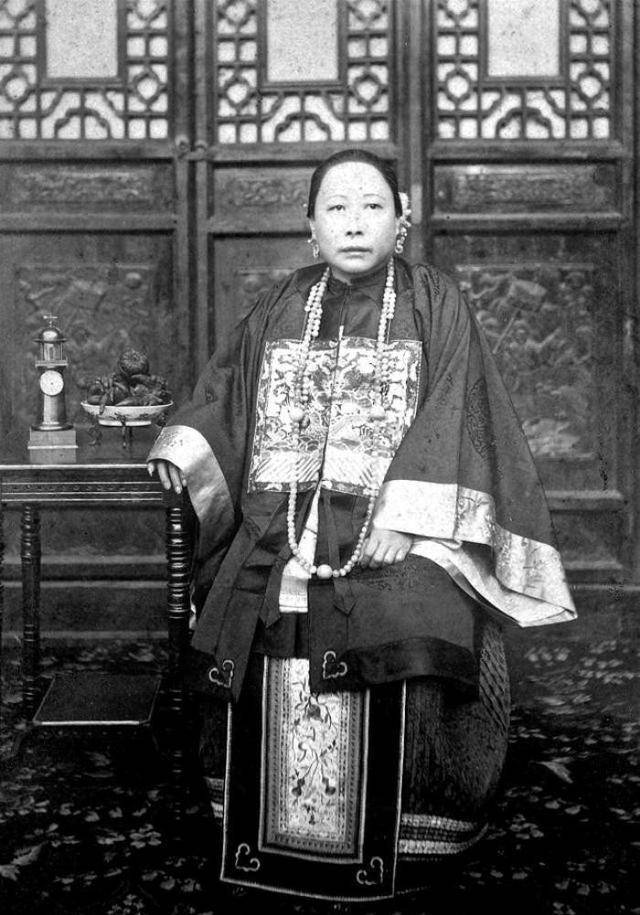 李菊耦的母亲,就是赵氏.李鸿章一生有过三名妻妾,周氏,赵氏,莫氏.
