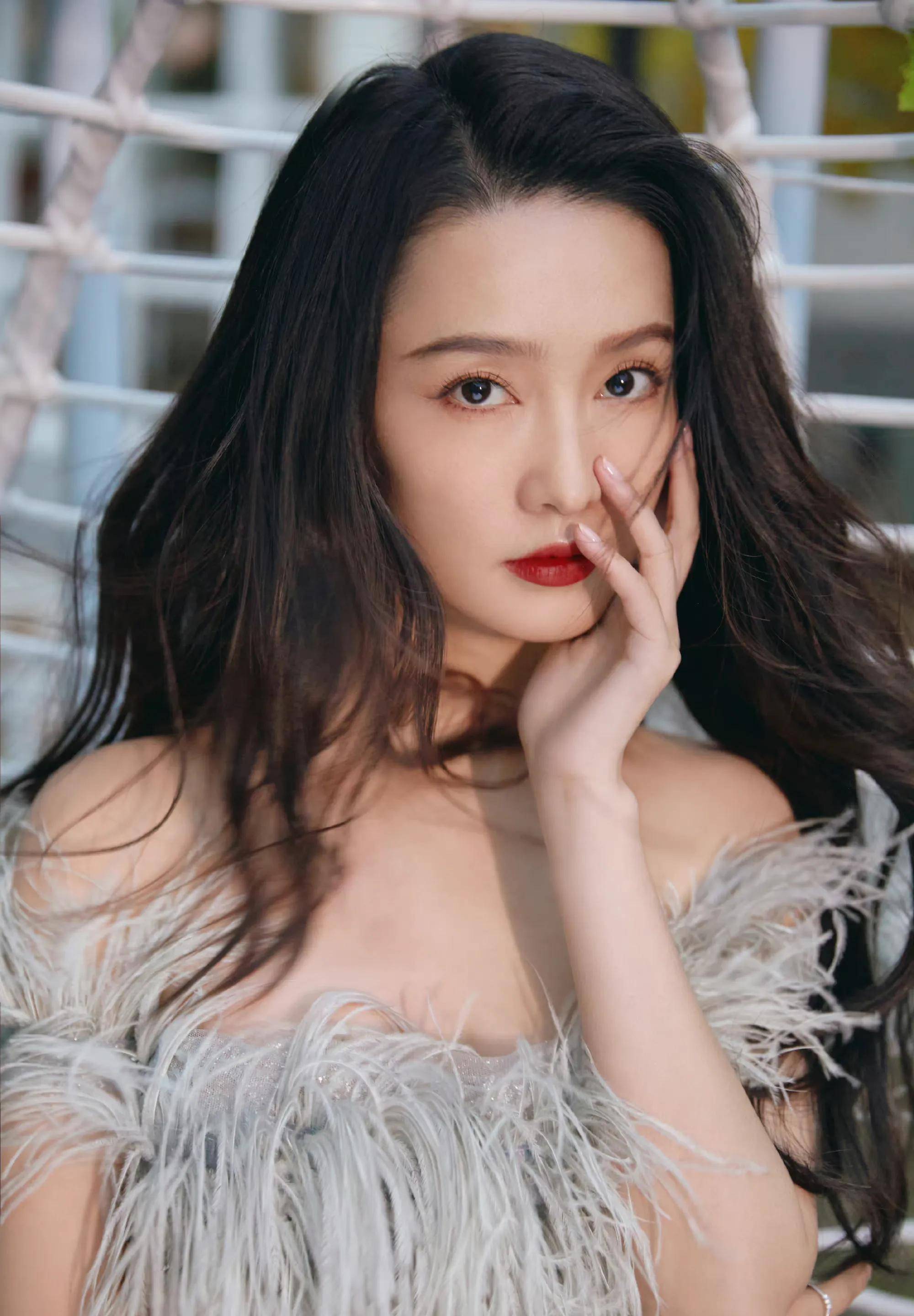 李沁秋意纯白大片,温柔甜美,清冷仙气_纱裙_淡蓝色_纸板