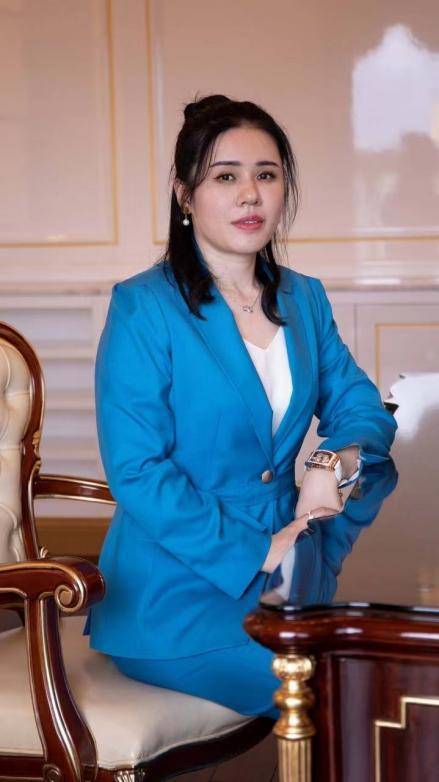 陈雨晴,1986年3月1日出生于中国福建,毕业于纽约大学斯特恩商学院.