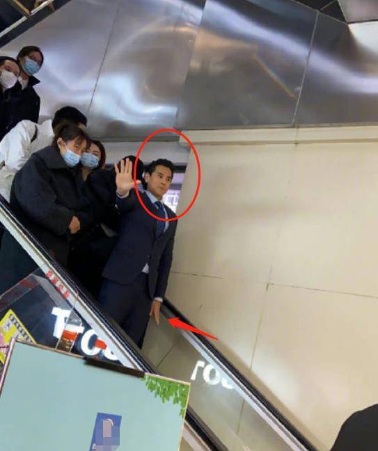 lisa再度加盟《青春有你》,彭于晏现身长沙,表情太可爱_男人_微博