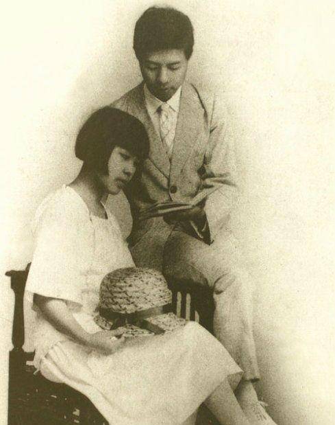 民国最有魅力的女作家,新欢旧爱愿与她同住,丈夫维护其一生_丁玲_冯达