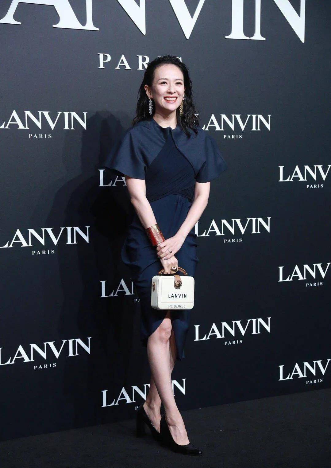 章子怡亮相活动红毯,高开衩裙秀腿~国际气质依旧没变._设计_效果_风格