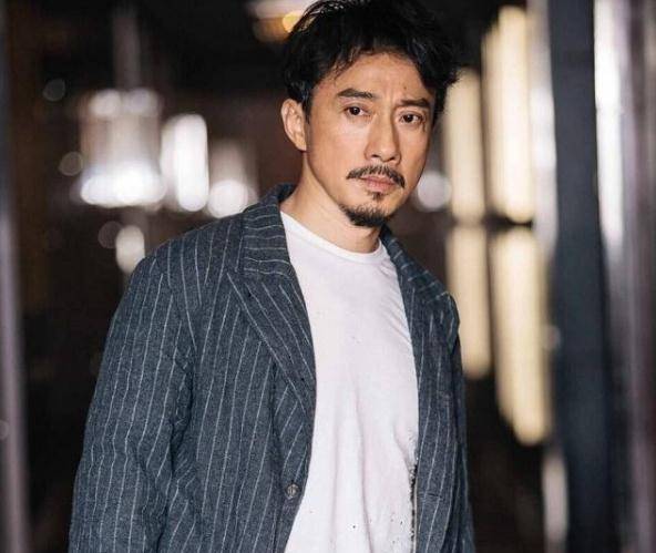 "有才无德"赵立新,出演《突围》被删戏换脸,落魄到去酒吧挣钱_因为