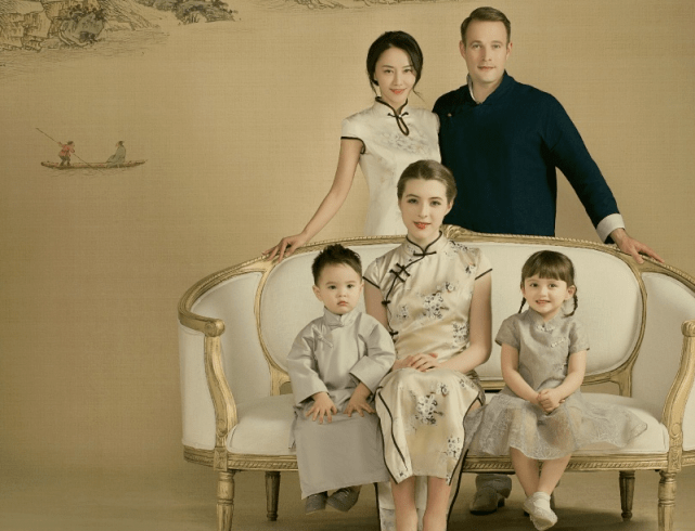 马雅舒罕晒大女儿,19岁阿迪雅就读德国名牌大学,素颜示人好漂亮