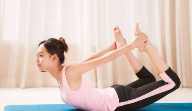 32岁张嘉倪晒健身照,身材健美似少女,谁还记得她生完了二胎_瑜伽_方法